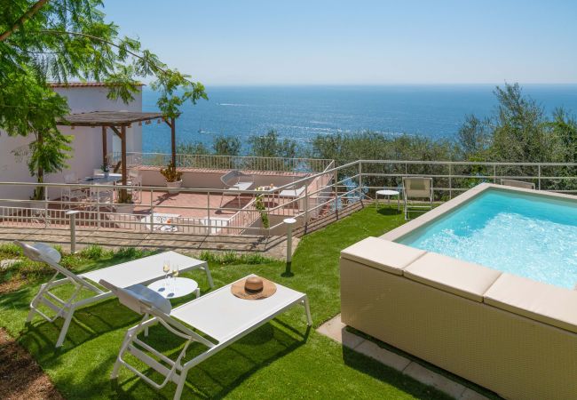 Villa in Praiano - AMORE RENTALS - Villa Jacaranda with Pool and Sea View Villa in Praiano - AMORE RENTALS - Villa Jacaranda with Pool and Sea View
