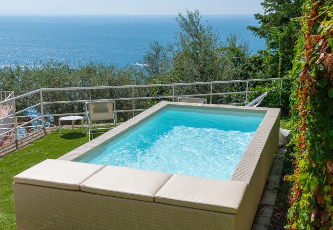 Villa in Praiano - AMORE RENTALS - Villa Jacaranda with Pool and Sea View Villa in Praiano - AMORE RENTALS - Villa Jacaranda with Pool and Sea View