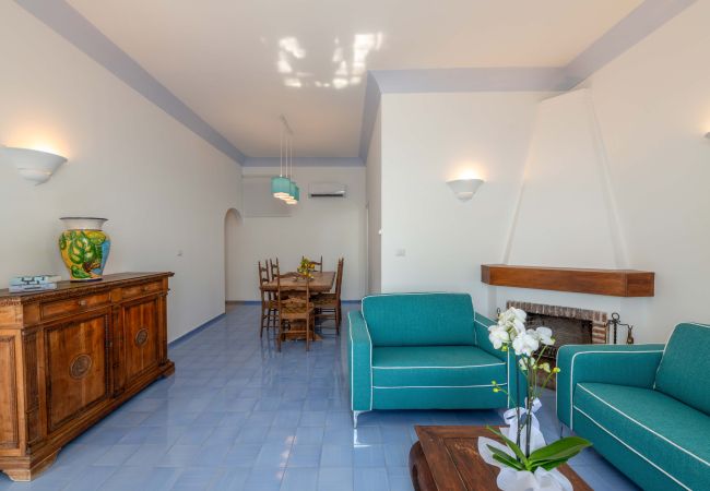 Villa in Praiano - AMORE RENTALS - Villa Jacaranda with Pool and Sea View Villa in Praiano - AMORE RENTALS - Villa Jacaranda with Pool and Sea View