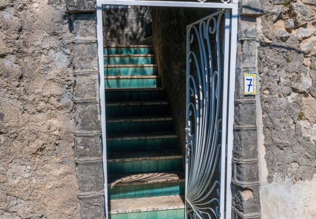 Villa in Praiano - AMORE RENTALS - Villa Jacaranda with Pool and Sea View Villa in Praiano - AMORE RENTALS - Villa Jacaranda with Pool and Sea View