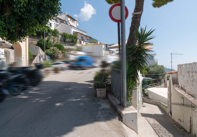 Villa in Praiano - AMORE RENTALS - Villa Jacaranda with Pool and Sea View Villa in Praiano - AMORE RENTALS - Villa Jacaranda with Pool and Sea View