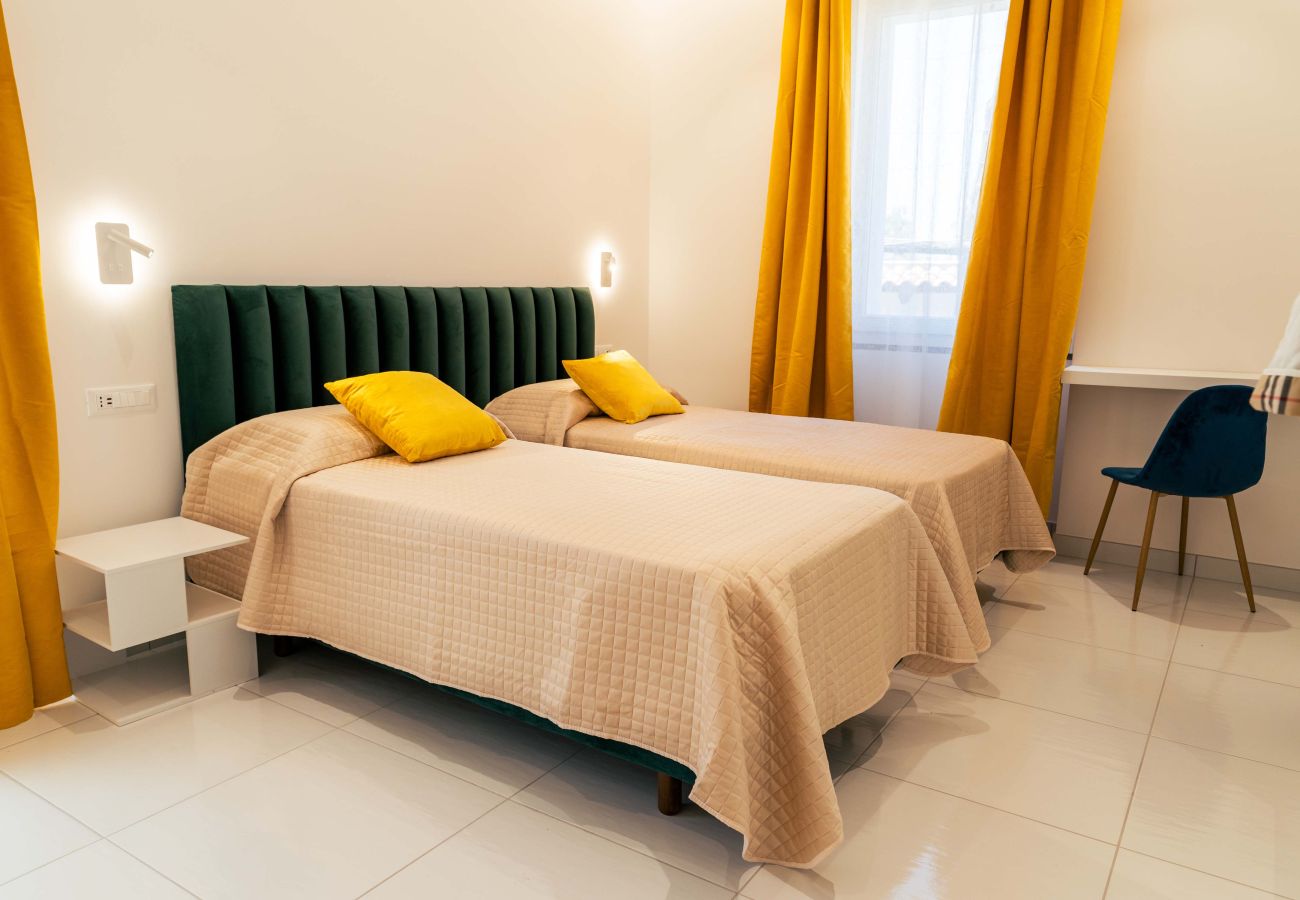 Villa in Sorrento - AMORE RENTALS - Villa Alice with Garden, Air Conditioning and Terrace