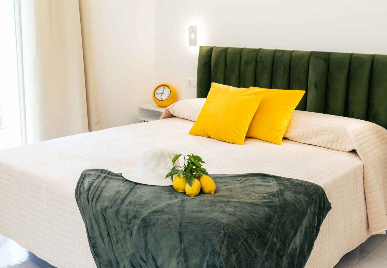 Villa in Sorrento - AMORE RENTALS - Villa Alice with Garden, Air Conditioning and Terrace