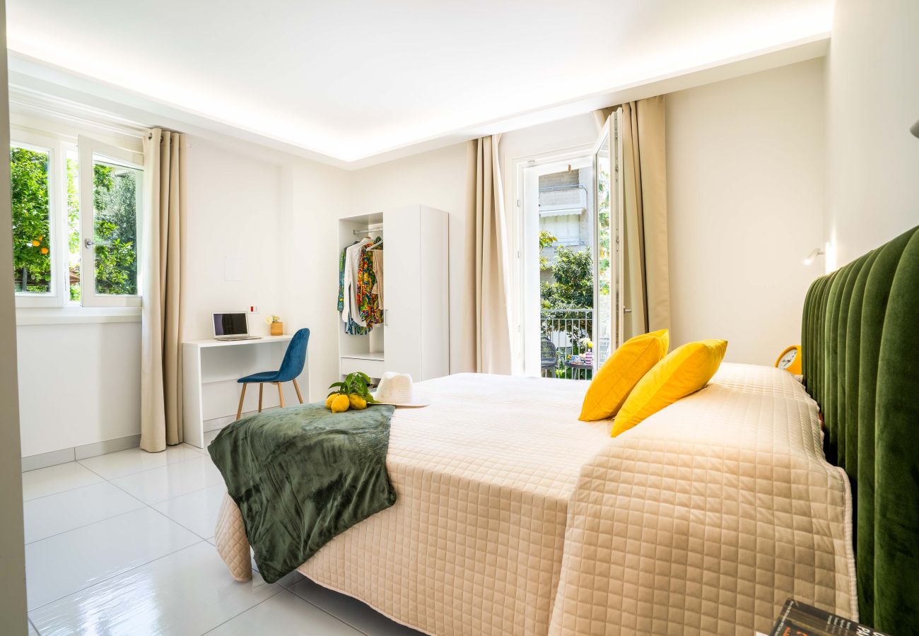 Villa in Sorrento - AMORE RENTALS - Villa Alice with Garden, Air Conditioning and Terrace