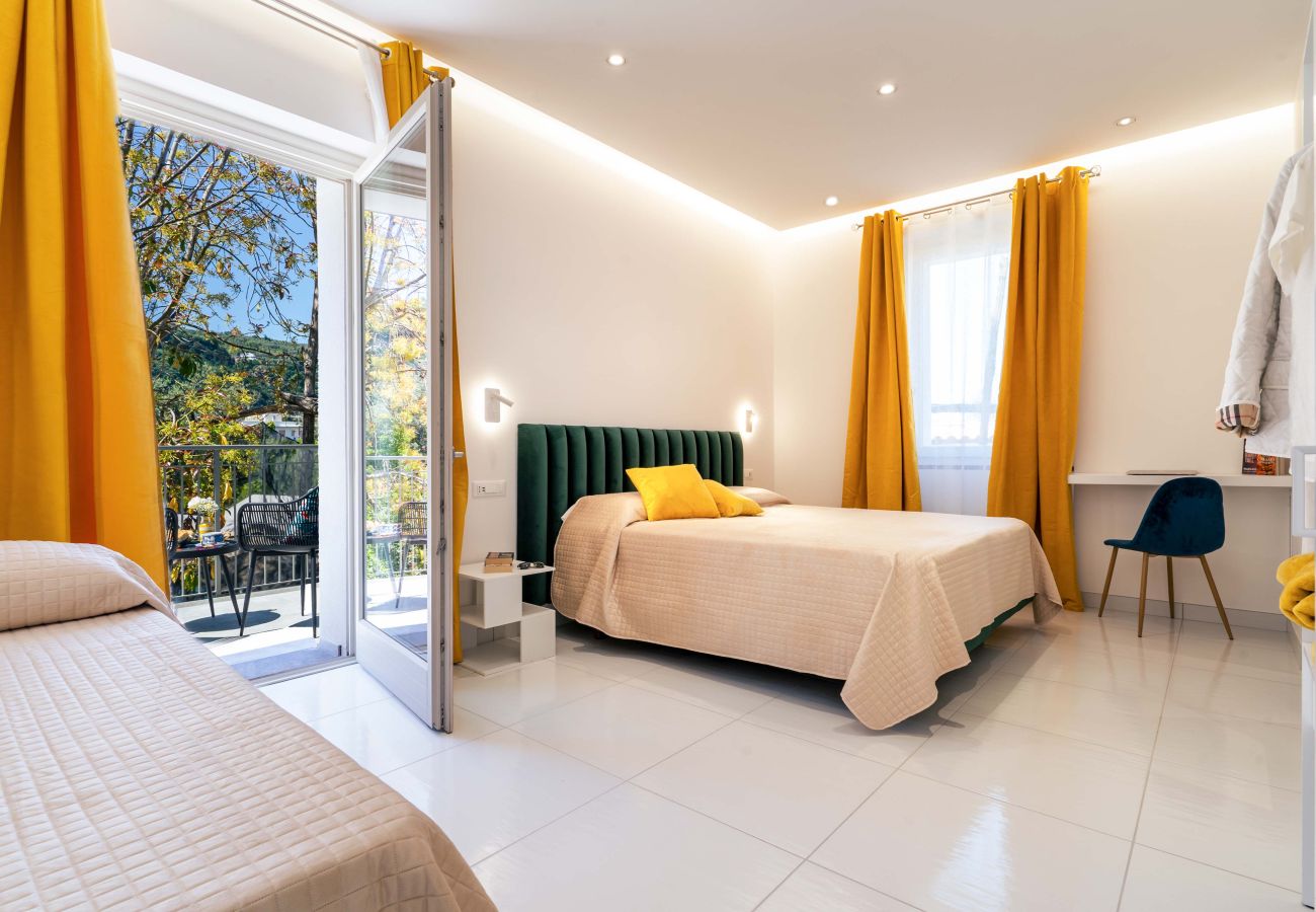Villa in Sorrento - AMORE RENTALS - Villa Alice with Garden, Air Conditioning and Terrace