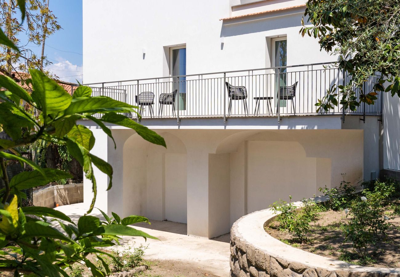 Villa in Sorrento - AMORE RENTALS - Villa Alice with Garden, Air Conditioning and Terrace