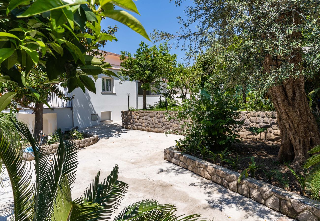 Villa in Sorrento - AMORE RENTALS - Villa Alice with Garden, Air Conditioning and Terrace