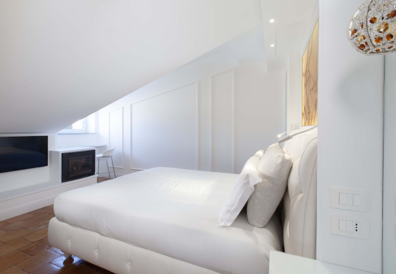 House in Sorrento - AMORE RENTALS - The Square, Luxury Penthouse with Sea View and Jacuzzi in Piazza Tasso