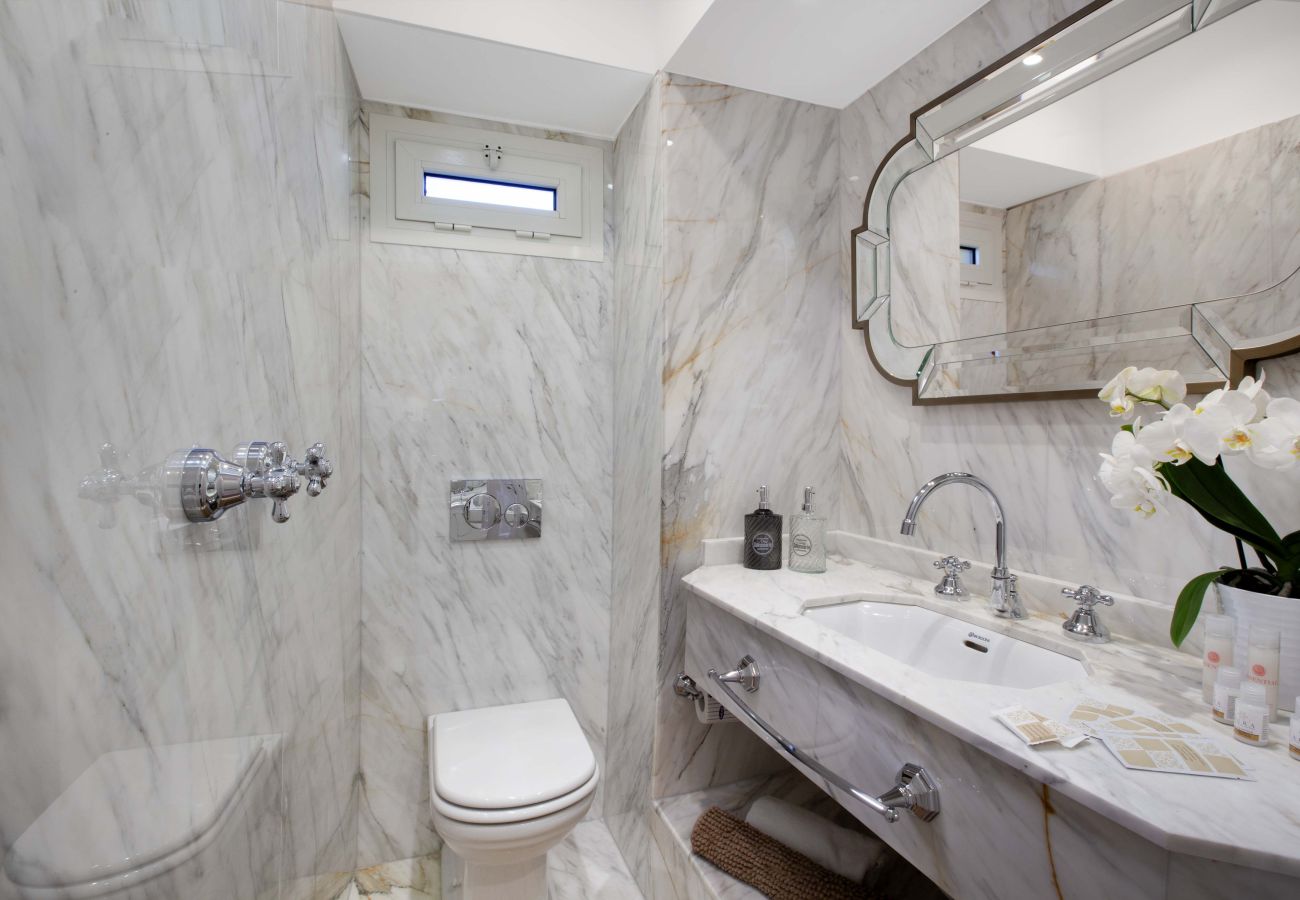 House in Sorrento - AMORE RENTALS - The Square, Luxury Penthouse with Sea View and Jacuzzi in Piazza Tasso