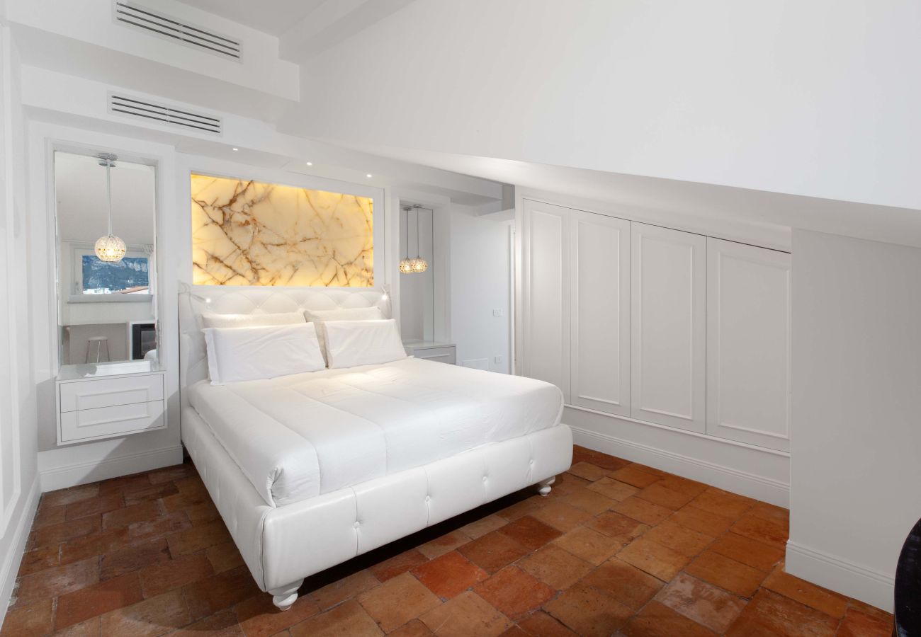 House in Sorrento - AMORE RENTALS - The Square, Luxury Penthouse with Sea View and Jacuzzi in Piazza Tasso