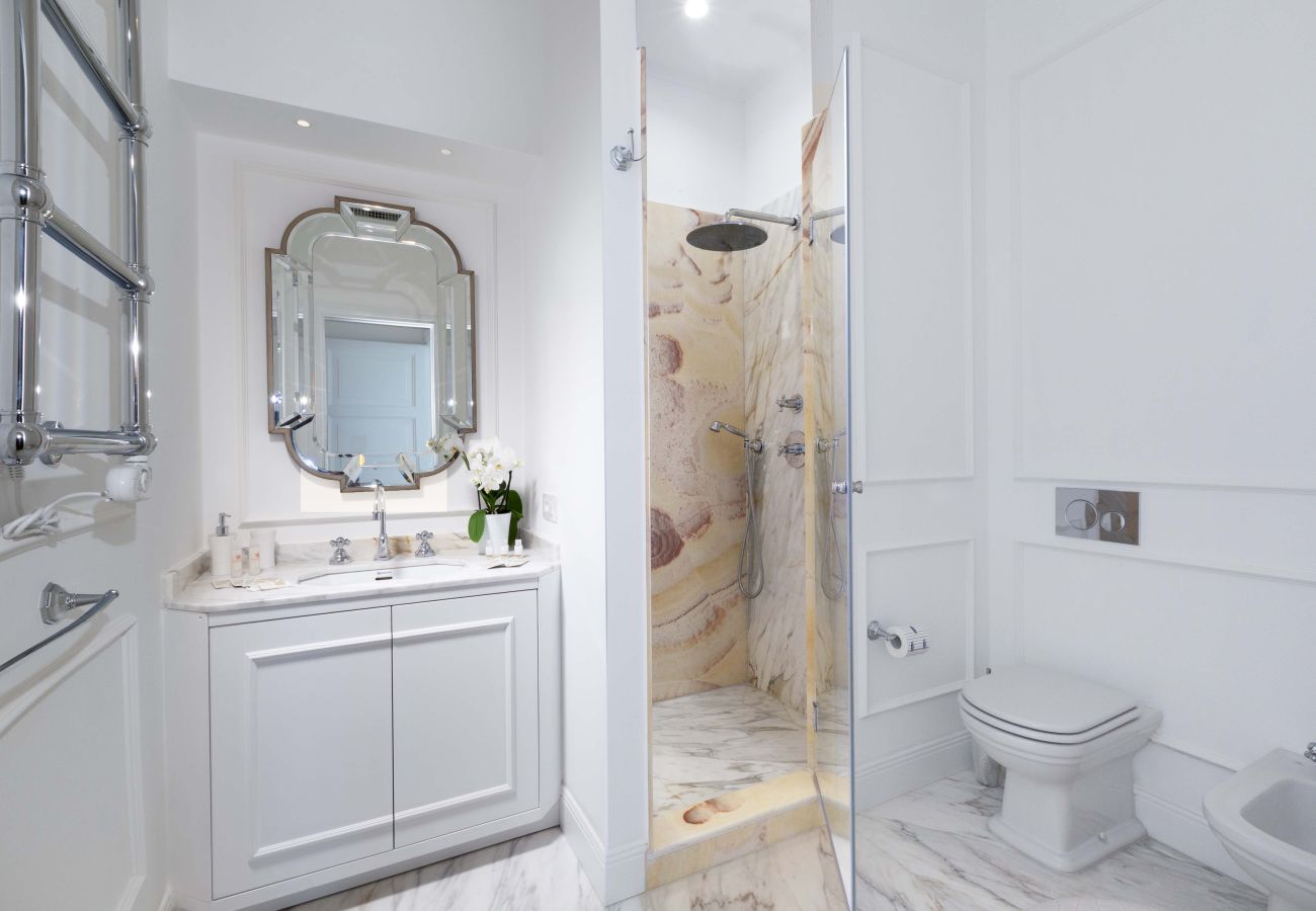 House in Sorrento - AMORE RENTALS - The Square, Luxury Penthouse with Sea View and Jacuzzi in Piazza Tasso