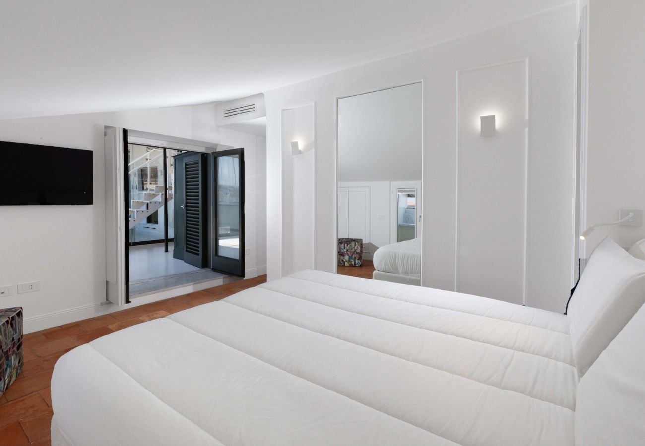 House in Sorrento - AMORE RENTALS - The Square, Luxury Penthouse with Sea View and Jacuzzi in Piazza Tasso