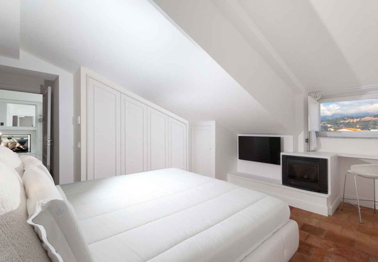 House in Sorrento - AMORE RENTALS - The Square, Luxury Penthouse with Sea View and Jacuzzi in Piazza Tasso