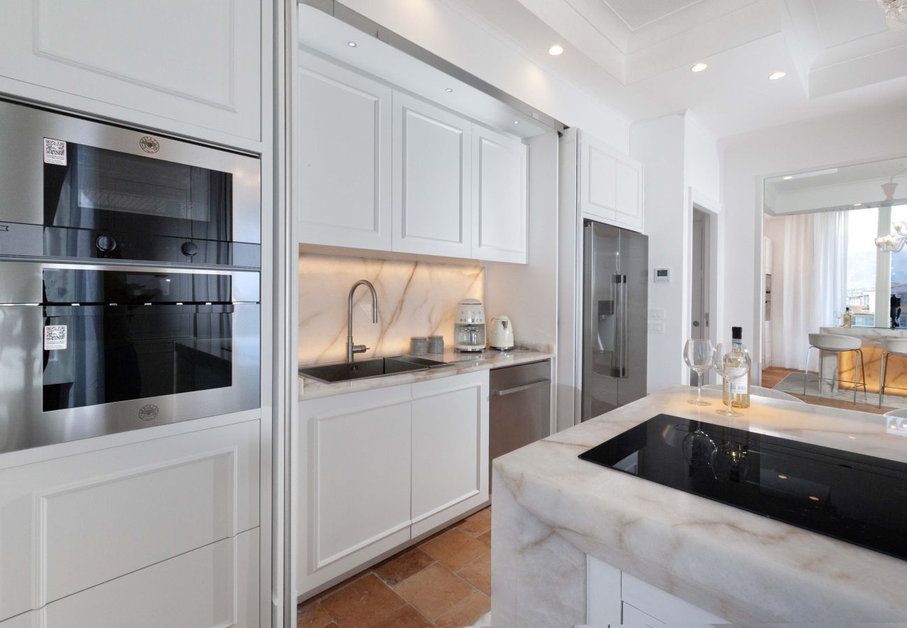 House in Sorrento - AMORE RENTALS - The Square, Luxury Penthouse with Sea View and Jacuzzi in Piazza Tasso