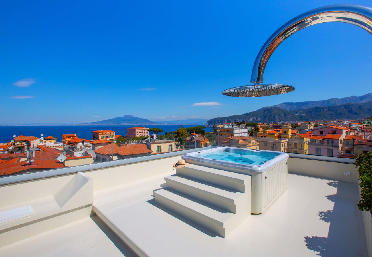 House in Sorrento - AMORE RENTALS - The Square, Luxury Penthouse with Sea View and Jacuzzi in Piazza Tasso
