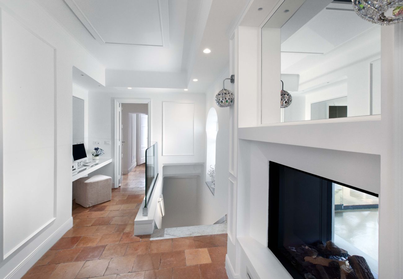 House in Sorrento - AMORE RENTALS - The Square, Luxury Penthouse with Sea View and Jacuzzi in Piazza Tasso