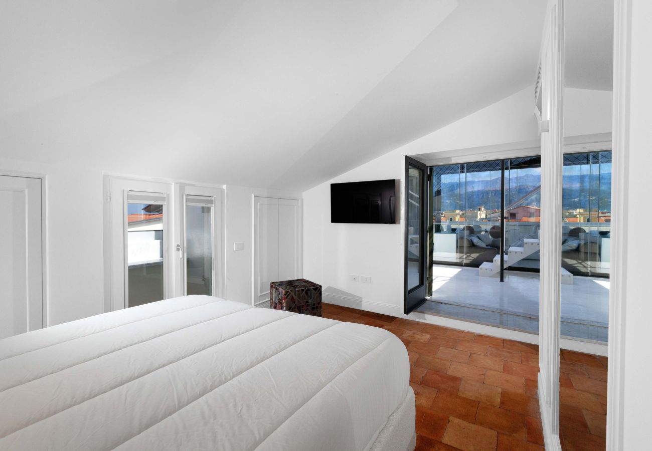 House in Sorrento - AMORE RENTALS - The Square, Luxury Penthouse with Sea View and Jacuzzi in Piazza Tasso