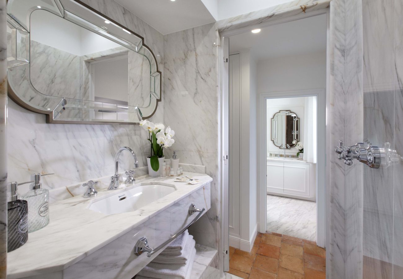 House in Sorrento - AMORE RENTALS - The Square, Luxury Penthouse with Sea View and Jacuzzi in Piazza Tasso