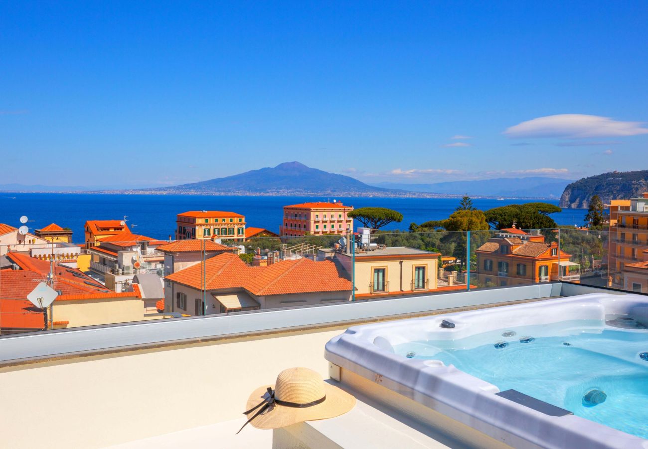 House in Sorrento - AMORE RENTALS - The Square, Luxury Penthouse with Sea View and Jacuzzi in Piazza Tasso