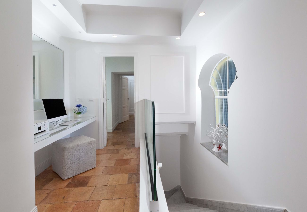House in Sorrento - AMORE RENTALS - The Square, Luxury Penthouse with Sea View and Jacuzzi in Piazza Tasso