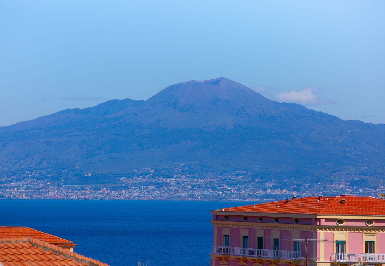 House in Sorrento - AMORE RENTALS - The Square, Luxury Penthouse with Sea View and Jacuzzi in Piazza Tasso