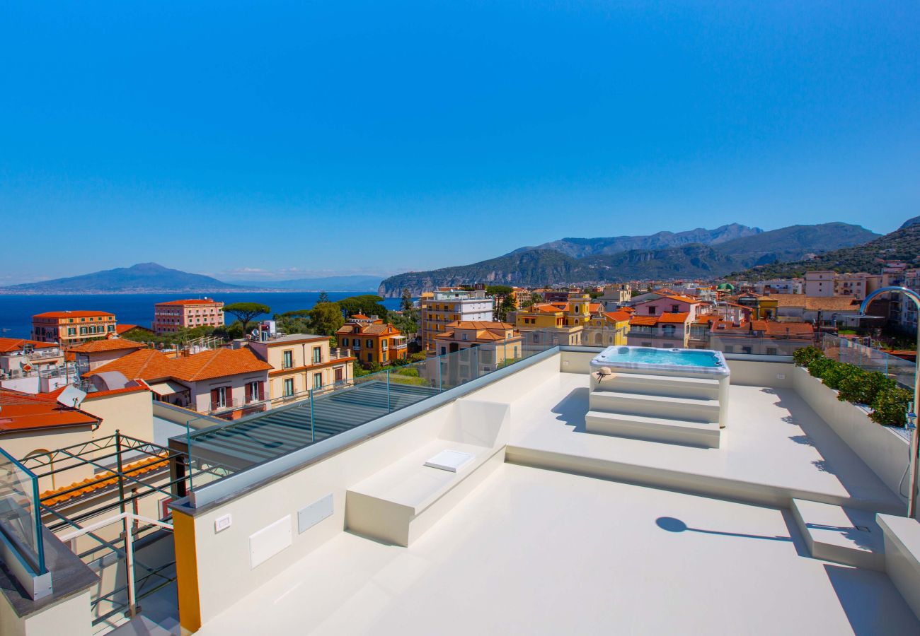 House in Sorrento - AMORE RENTALS - The Square, Luxury Penthouse with Sea View and Jacuzzi in Piazza Tasso
