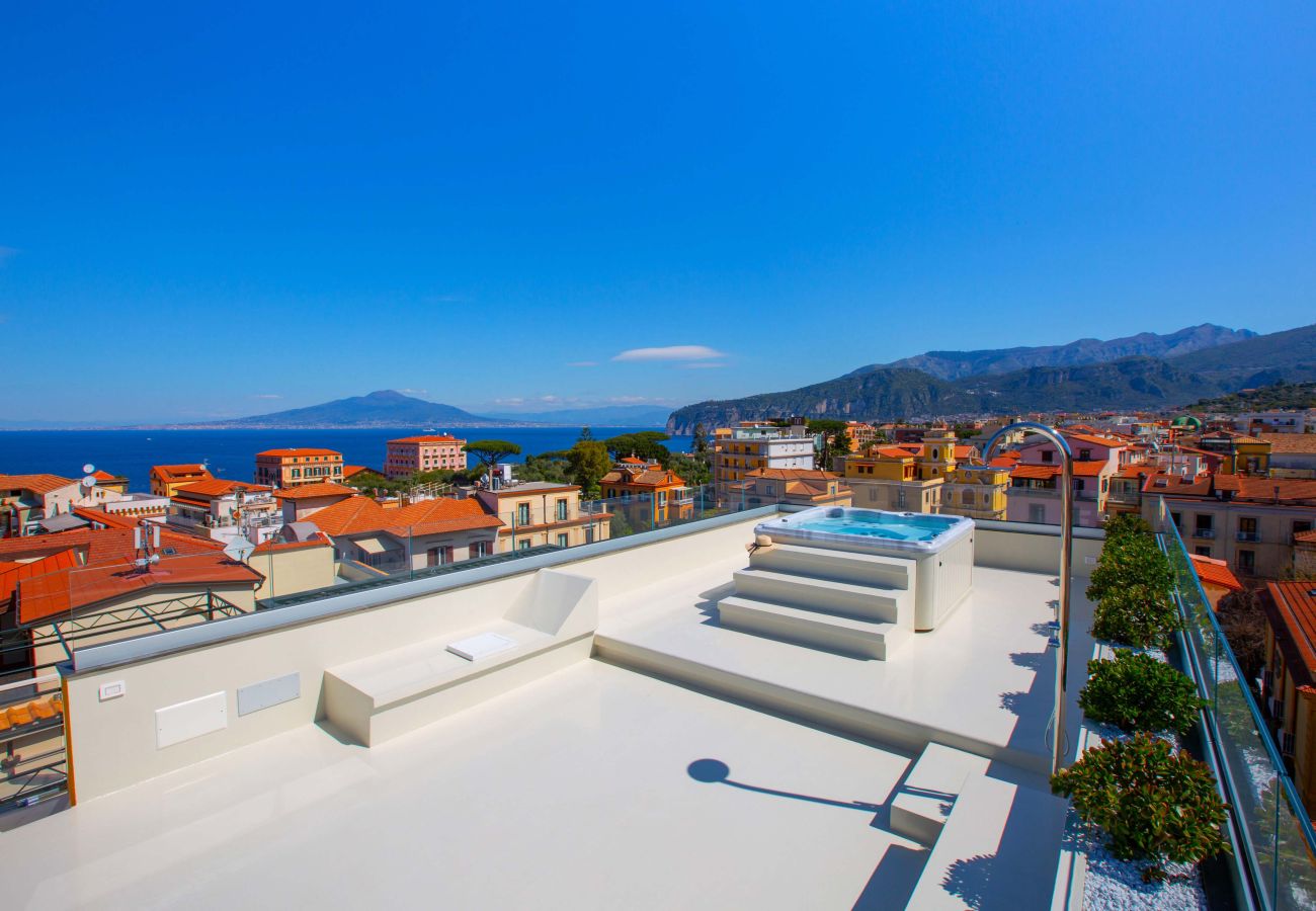 House in Sorrento - AMORE RENTALS - The Square, Luxury Penthouse with Sea View and Jacuzzi in Piazza Tasso