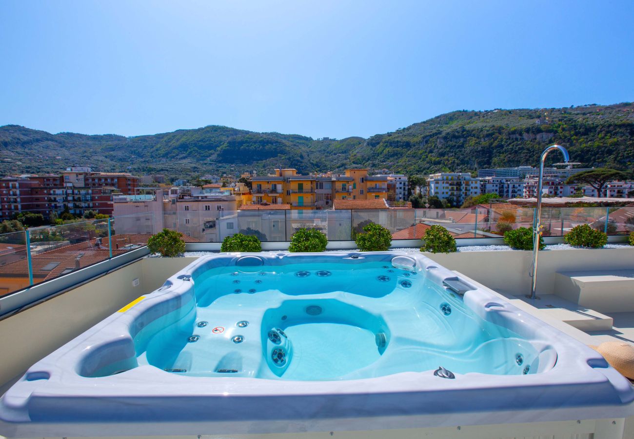 House in Sorrento - AMORE RENTALS - The Square, Luxury Penthouse with Sea View and Jacuzzi in Piazza Tasso