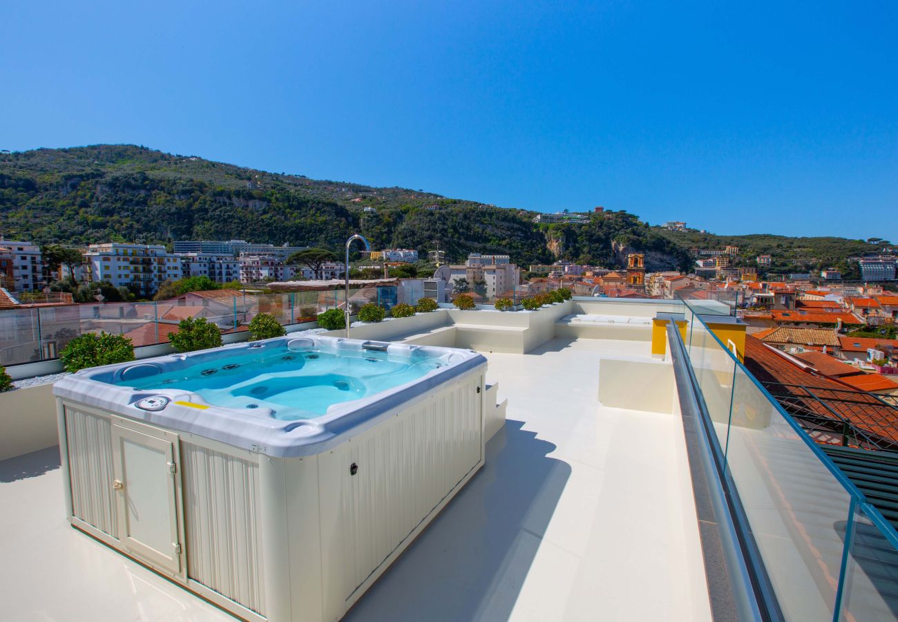 House in Sorrento - AMORE RENTALS - The Square, Luxury Penthouse with Sea View and Jacuzzi in Piazza Tasso