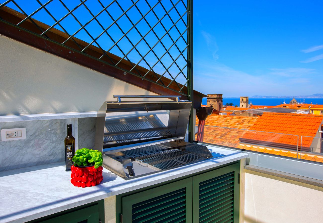House in Sorrento - AMORE RENTALS - The Square, Luxury Penthouse with Sea View and Jacuzzi in Piazza Tasso