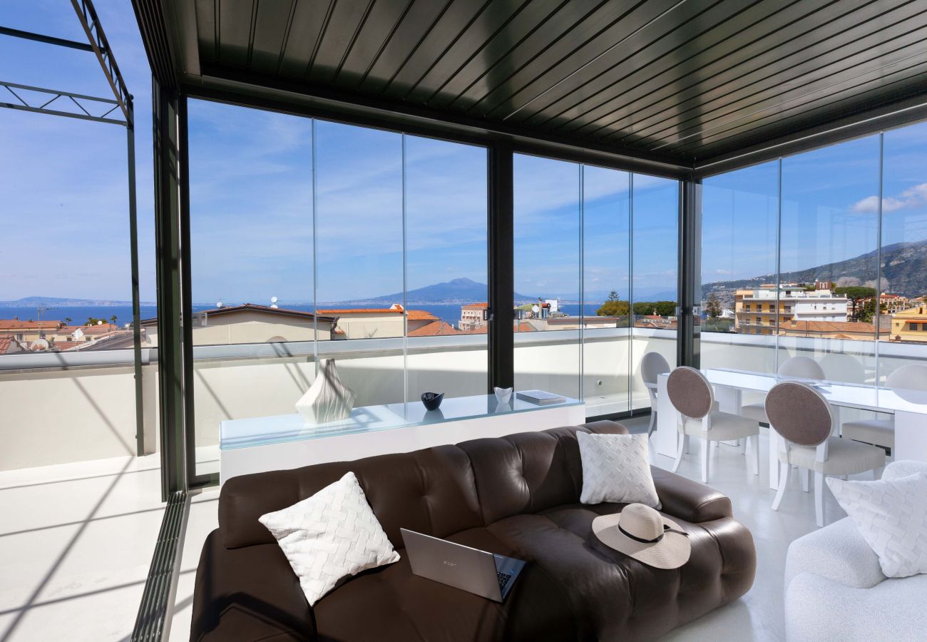 House in Sorrento - AMORE RENTALS - The Square, Luxury Penthouse with Sea View and Jacuzzi in Piazza Tasso