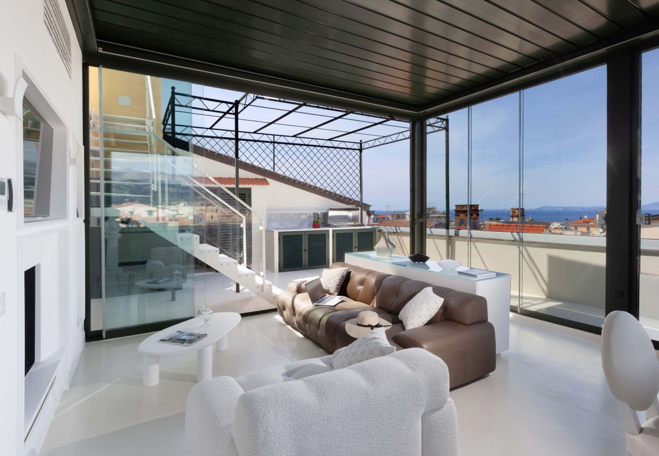 House in Sorrento - AMORE RENTALS - The Square, Luxury Penthouse with Sea View and Jacuzzi in Piazza Tasso