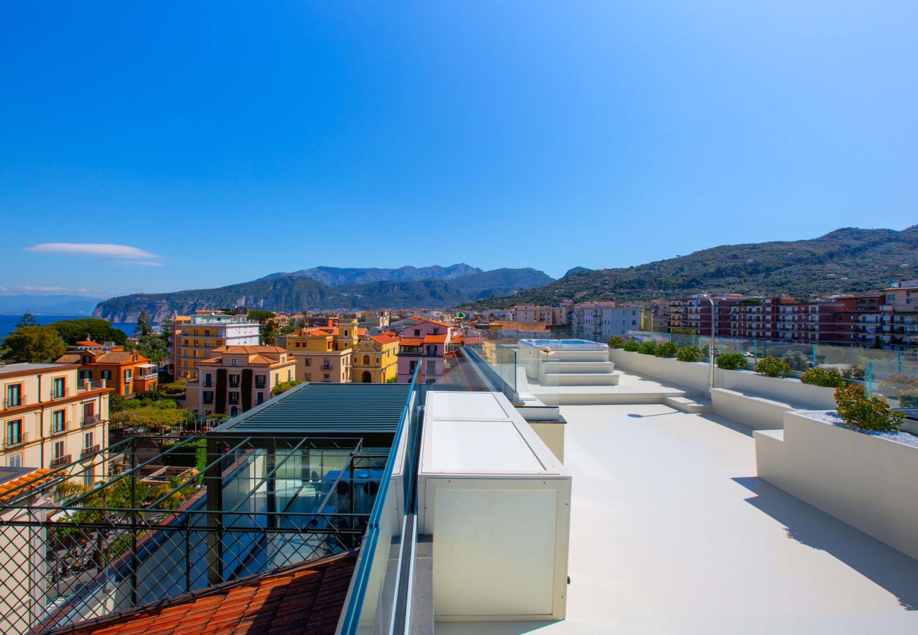 House in Sorrento - AMORE RENTALS - The Square, Luxury Penthouse with Sea View and Jacuzzi in Piazza Tasso