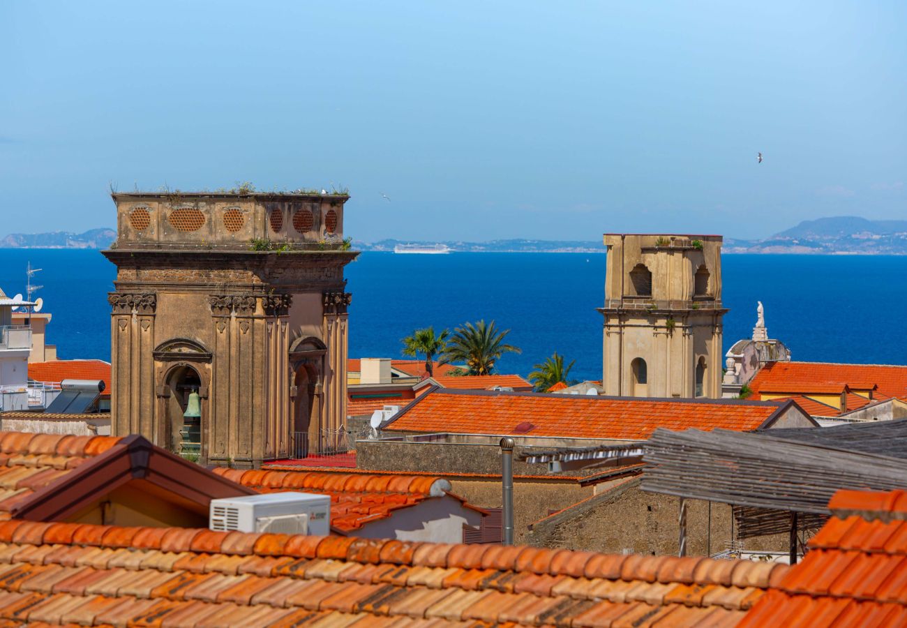 House in Sorrento - AMORE RENTALS - The Square, Luxury Penthouse with Sea View and Jacuzzi in Piazza Tasso