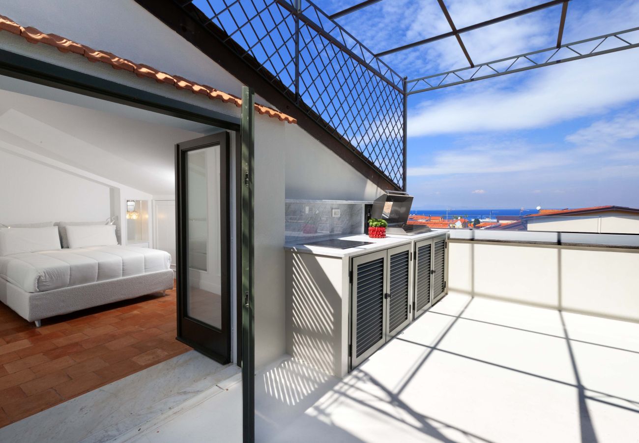 House in Sorrento - AMORE RENTALS - The Square, Luxury Penthouse with Sea View and Jacuzzi in Piazza Tasso