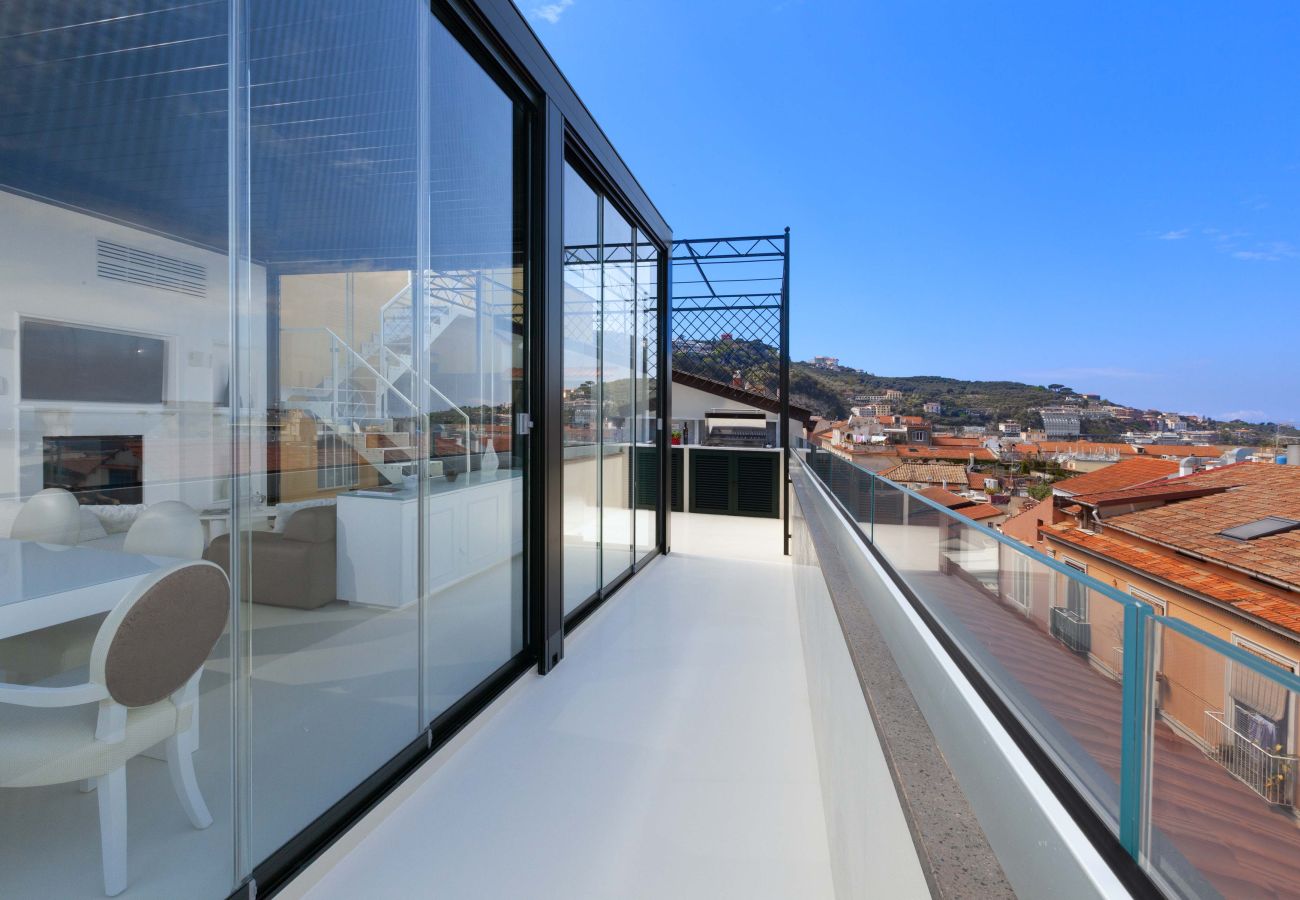 House in Sorrento - AMORE RENTALS - The Square, Luxury Penthouse with Sea View and Jacuzzi in Piazza Tasso
