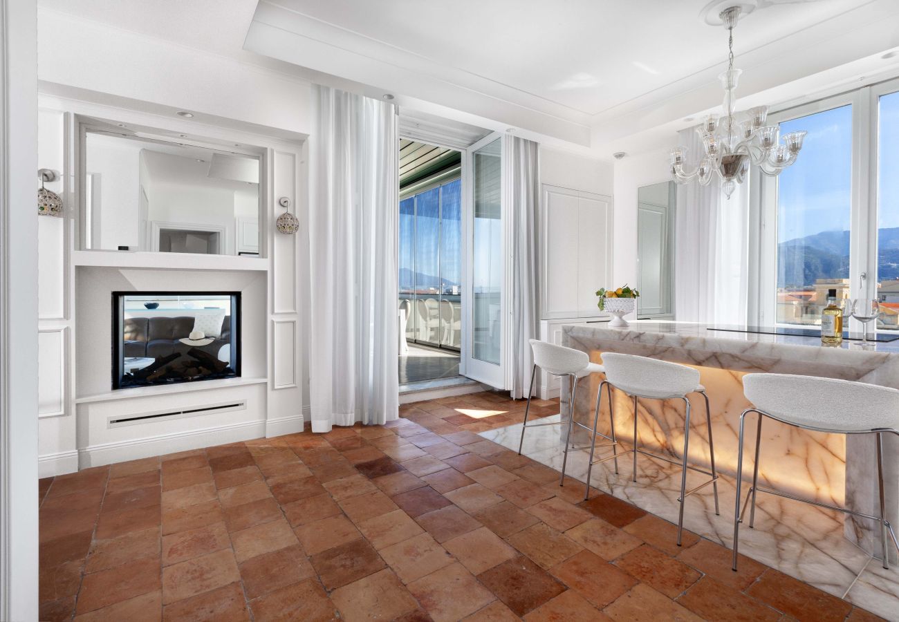 House in Sorrento - AMORE RENTALS - The Square, Luxury Penthouse with Sea View and Jacuzzi in Piazza Tasso