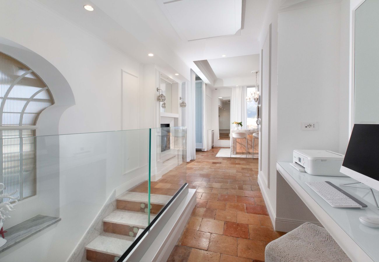 House in Sorrento - AMORE RENTALS - The Square, Luxury Penthouse with Sea View and Jacuzzi in Piazza Tasso
