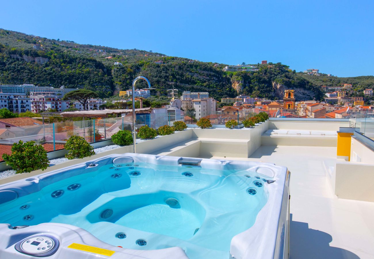 House in Sorrento - AMORE RENTALS - The Square, Luxury Penthouse with Sea View and Jacuzzi in Piazza Tasso