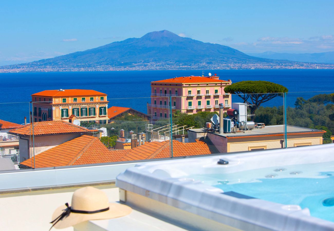 House in Sorrento - AMORE RENTALS - The Square, Luxury Penthouse with Sea View and Jacuzzi in Piazza Tasso