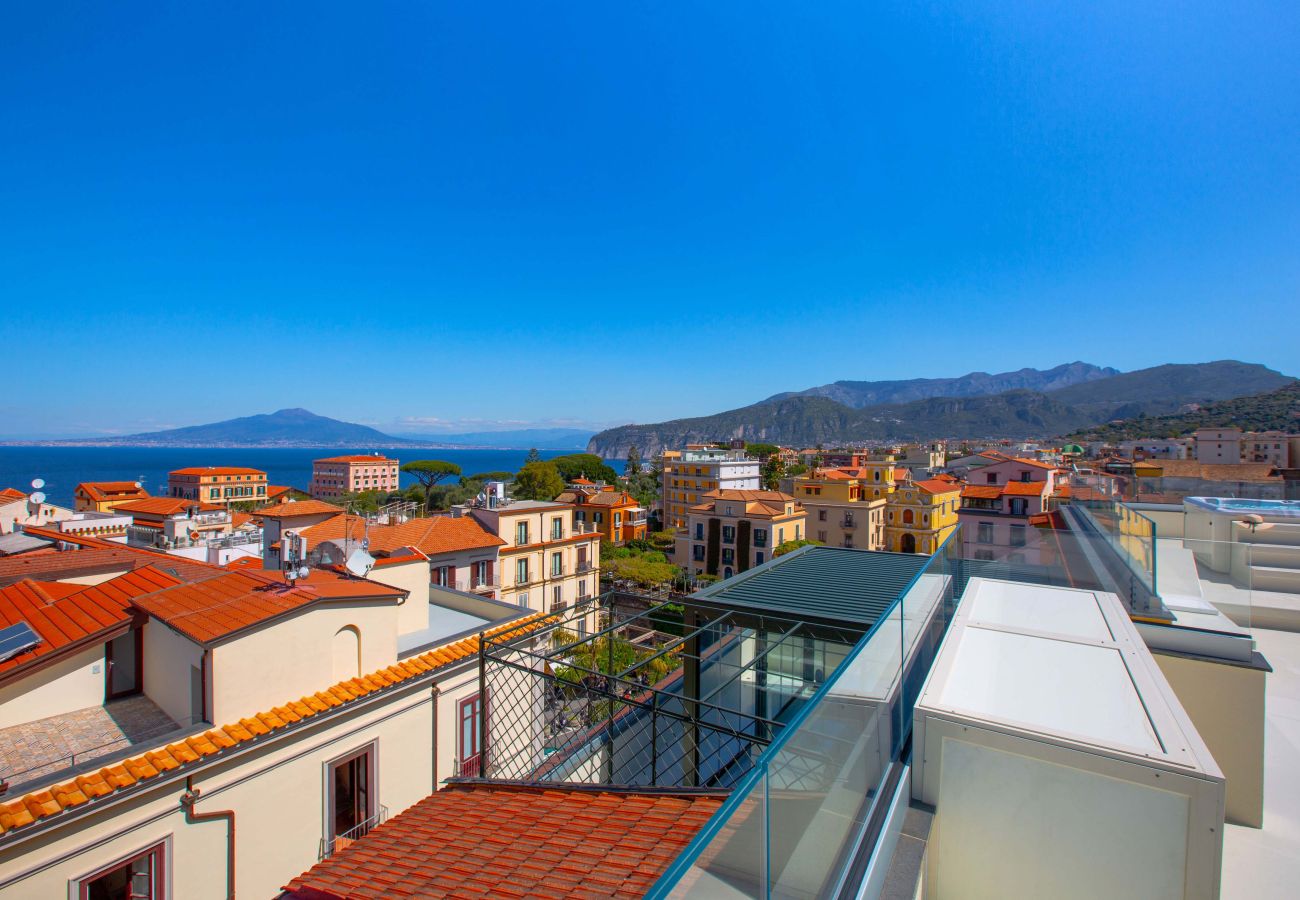 House in Sorrento - AMORE RENTALS - The Square, Luxury Penthouse with Sea View and Jacuzzi in Piazza Tasso