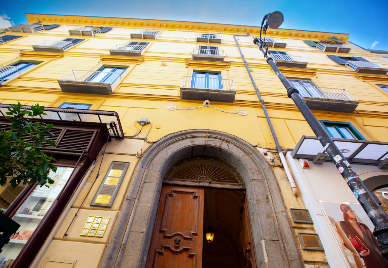 House in Sorrento - AMORE RENTALS - The Square, Luxury Penthouse with Sea View and Jacuzzi in Piazza Tasso