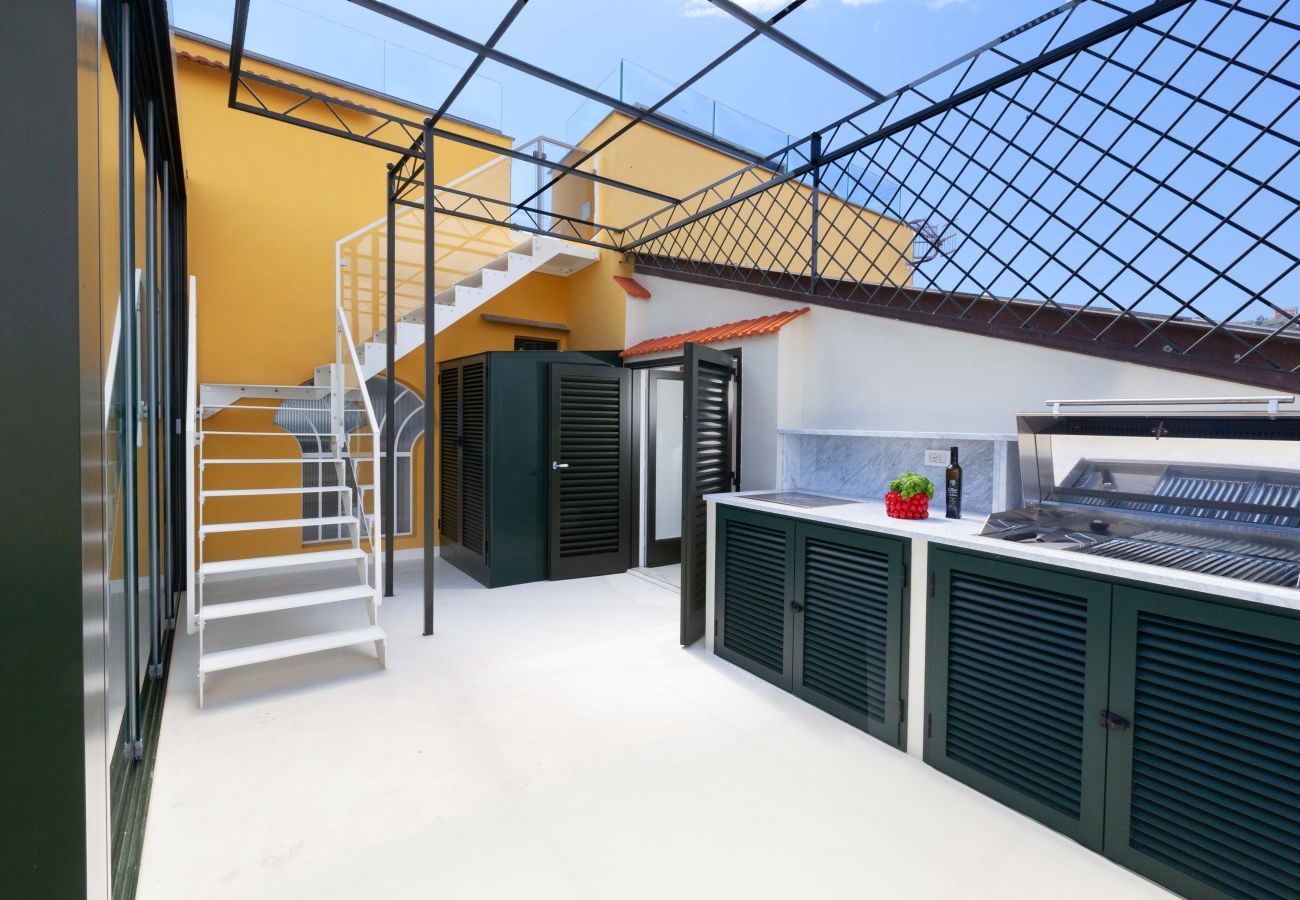 House in Sorrento - AMORE RENTALS - The Square, Luxury Penthouse with Sea View and Jacuzzi in Piazza Tasso