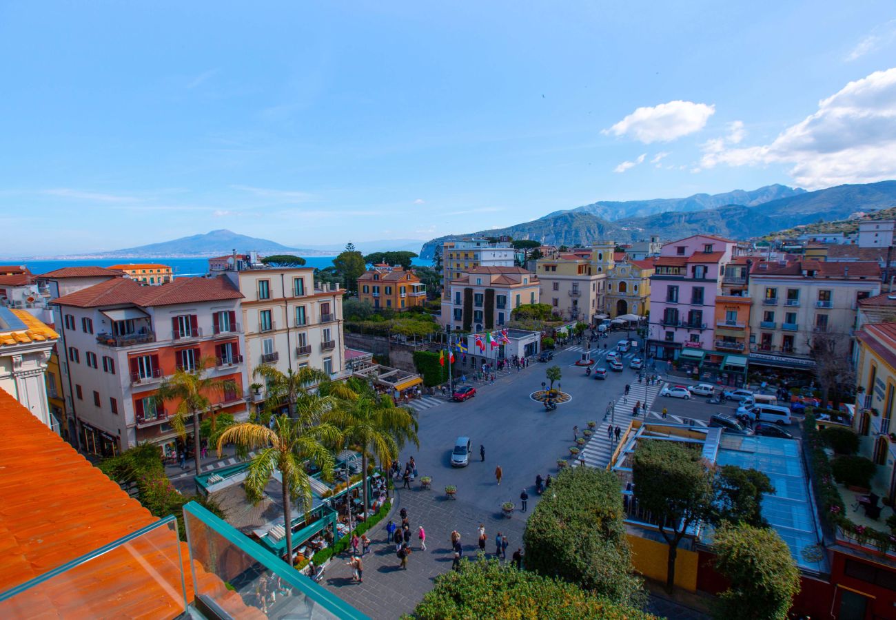 House in Sorrento - AMORE RENTALS - The Square, Luxury Penthouse with Sea View and Jacuzzi in Piazza Tasso