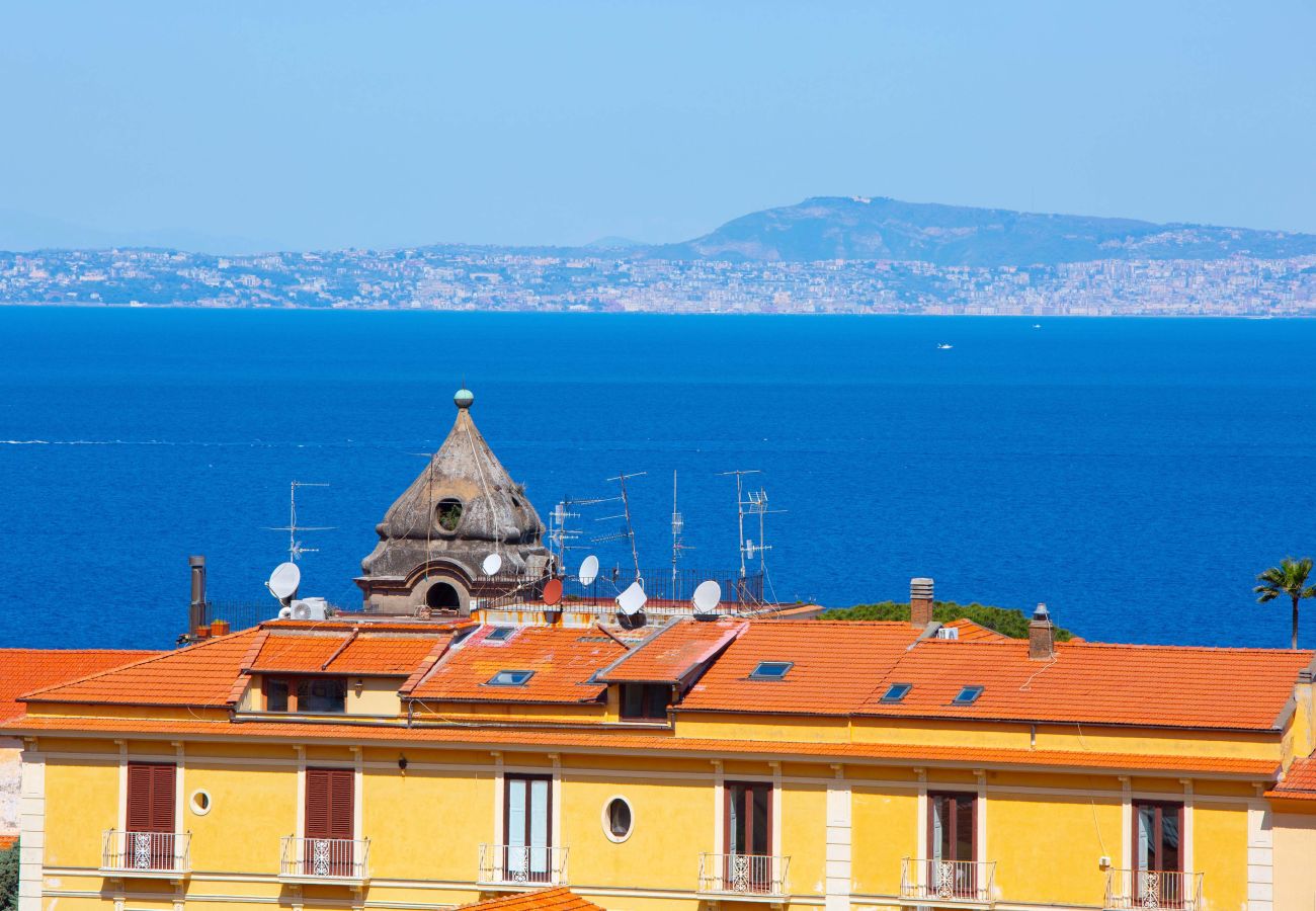 House in Sorrento - AMORE RENTALS - The Square, Luxury Penthouse with Sea View and Jacuzzi in Piazza Tasso