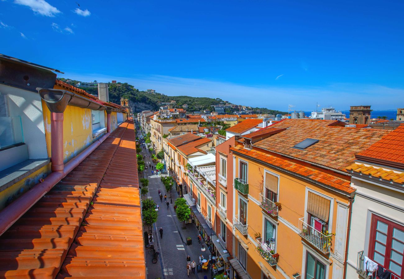 House in Sorrento - AMORE RENTALS - The Square, Luxury Penthouse with Sea View and Jacuzzi in Piazza Tasso