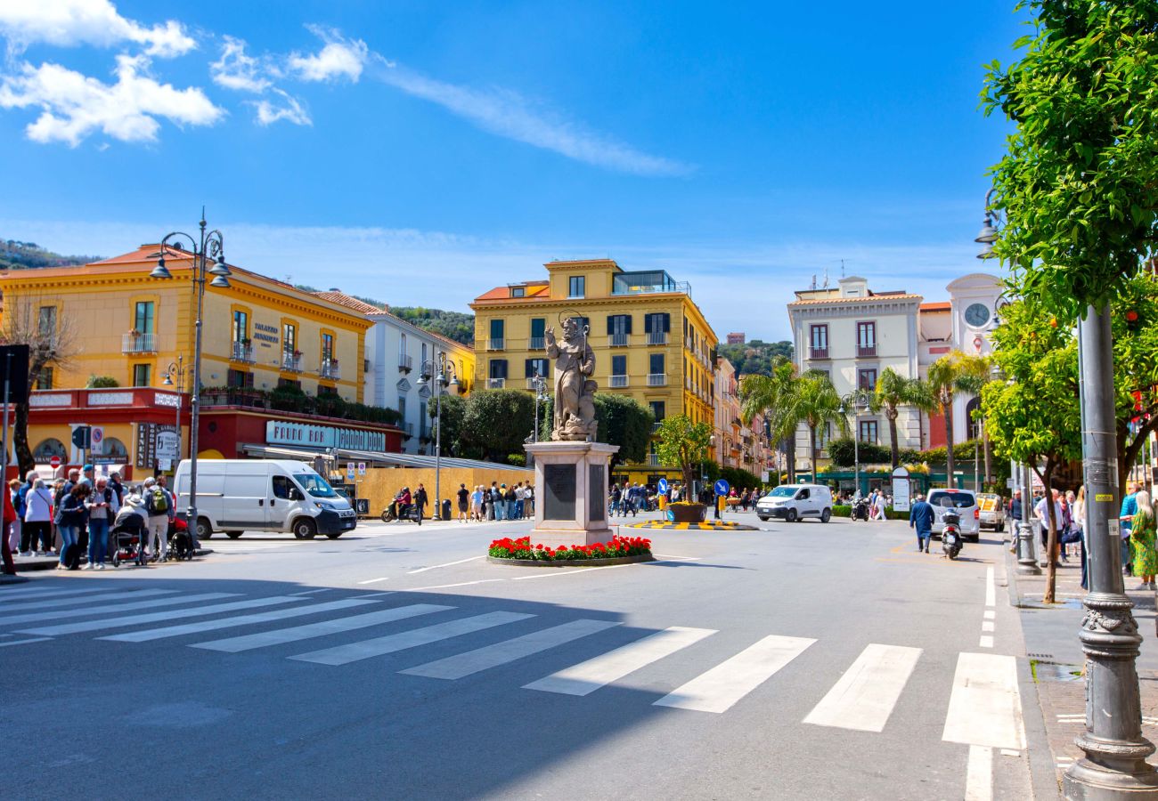 House in Sorrento - AMORE RENTALS - The Square, Luxury Penthouse with Sea View and Jacuzzi in Piazza Tasso
