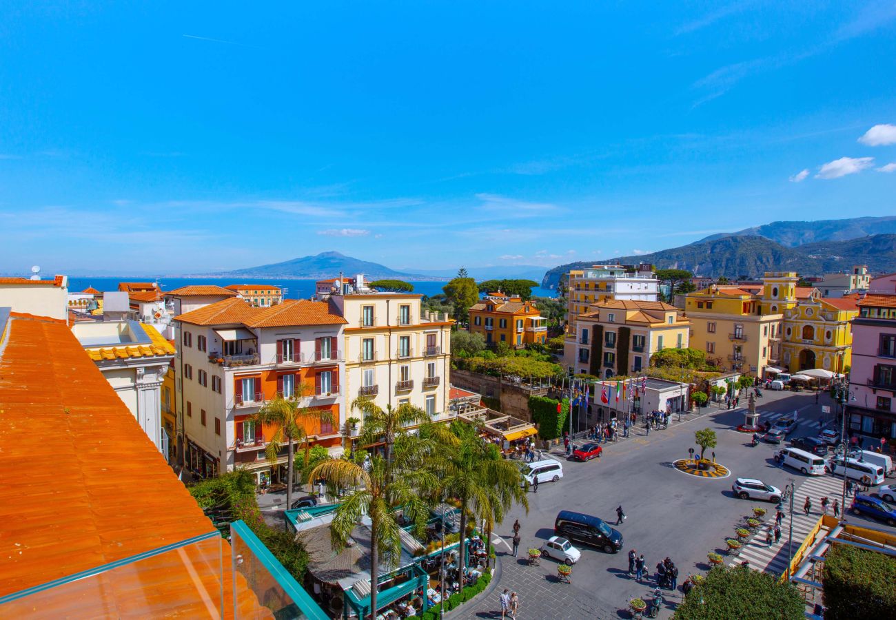 House in Sorrento - AMORE RENTALS - The Square, Luxury Penthouse with Sea View and Jacuzzi in Piazza Tasso