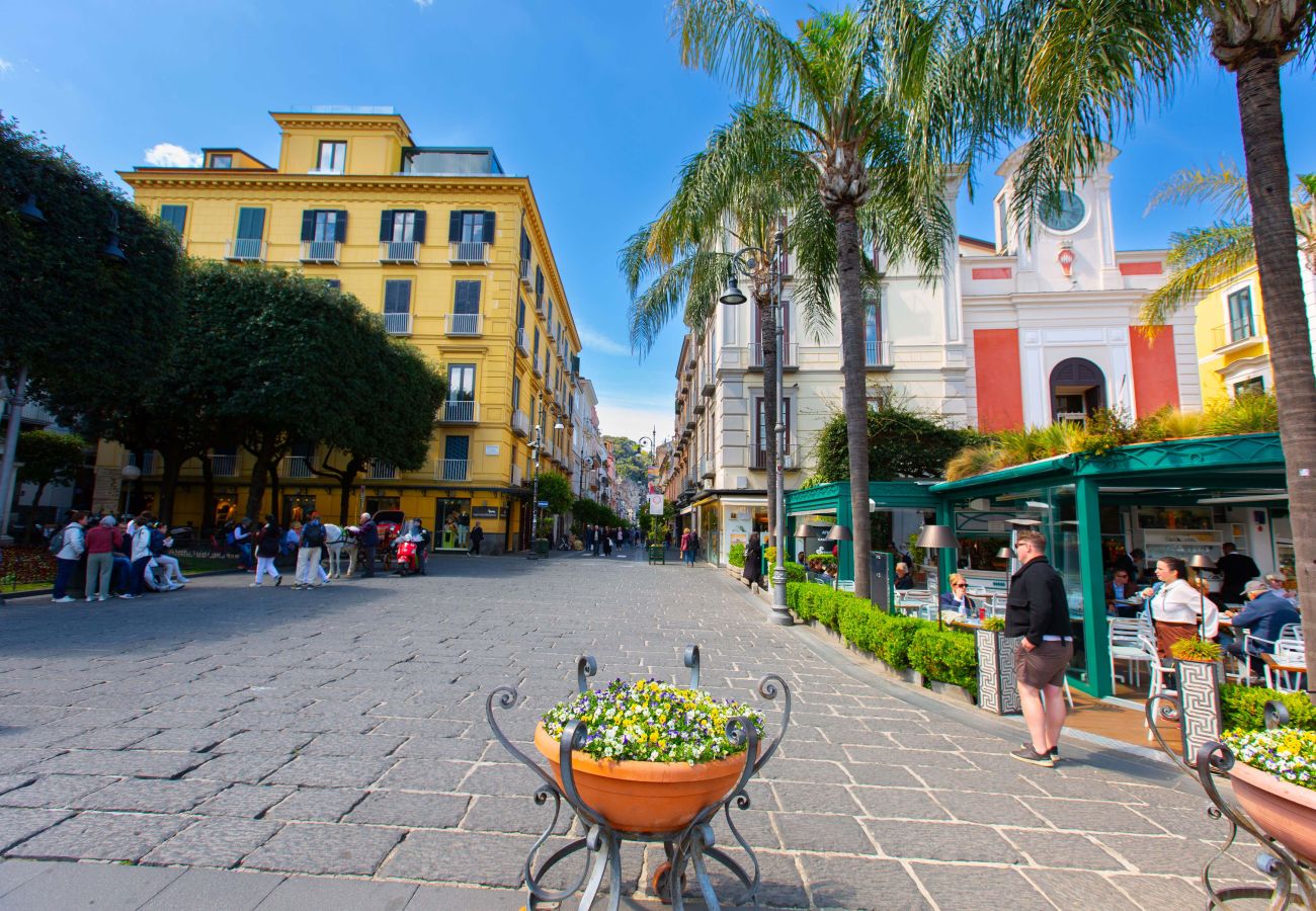 House in Sorrento - AMORE RENTALS - The Square, Luxury Penthouse with Sea View and Jacuzzi in Piazza Tasso