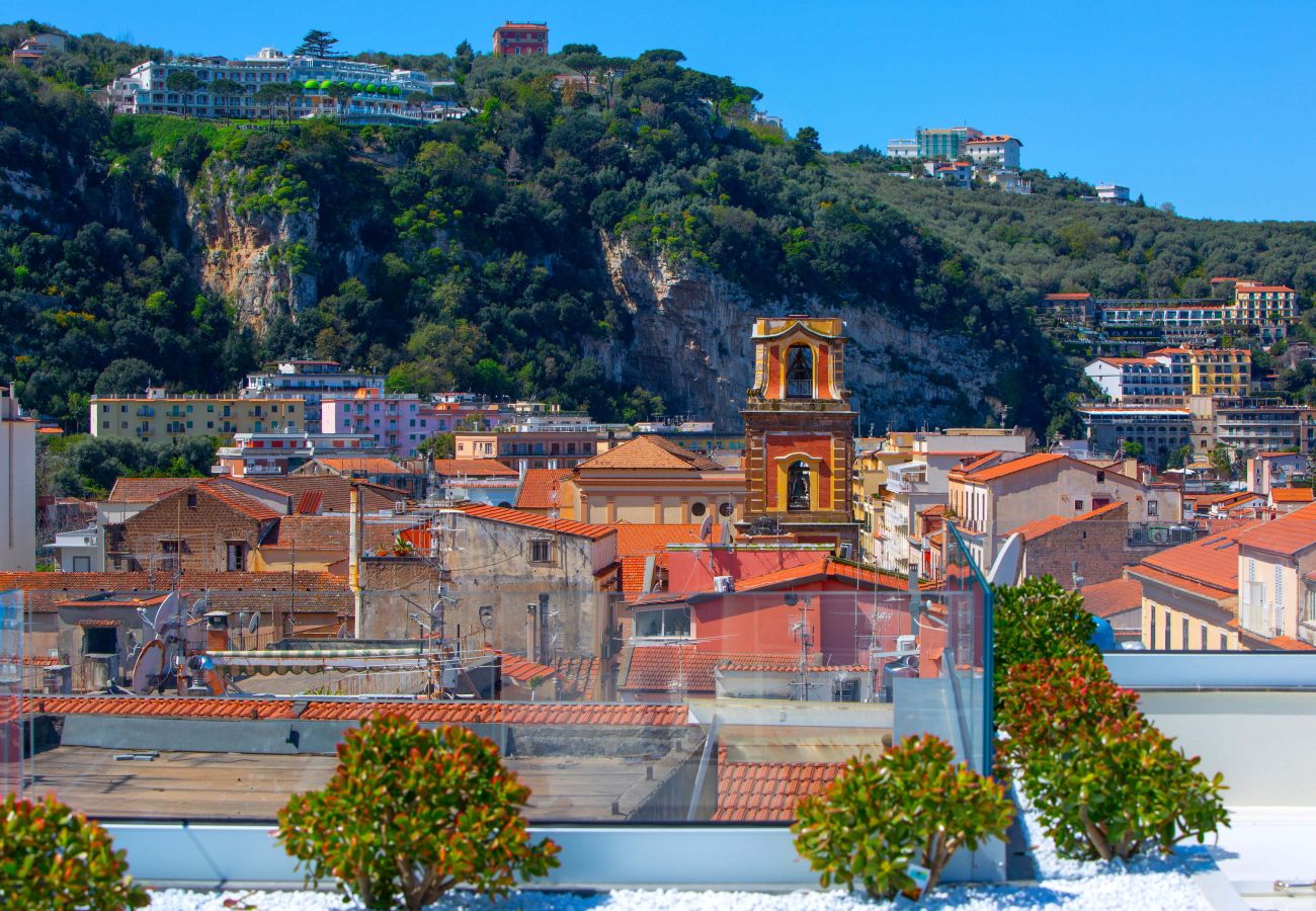 House in Sorrento - AMORE RENTALS - The Square, Luxury Penthouse with Sea View and Jacuzzi in Piazza Tasso